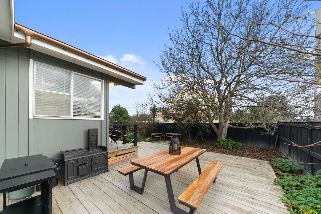 The Walnut Tree House - Martinborough Holiday Home Exterior photo